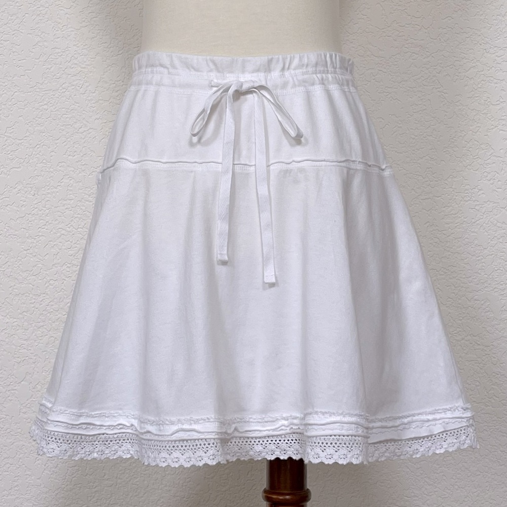 Abercrombie & Fitch white cotton knit skirt with crochet lace trim at bottom